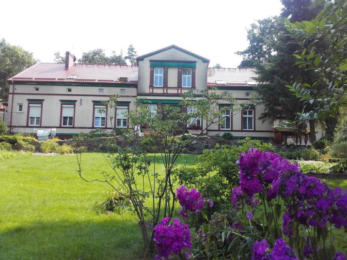 Pensjonat Dzikowo (Zdjęcie przedstawia budynek pensjonatu według stanu przed jego remontem)